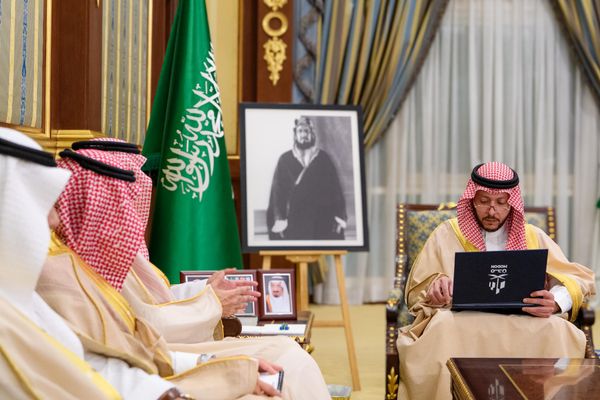 نائب أمير المدينة يستعرض مشاريع المدن الصناعية