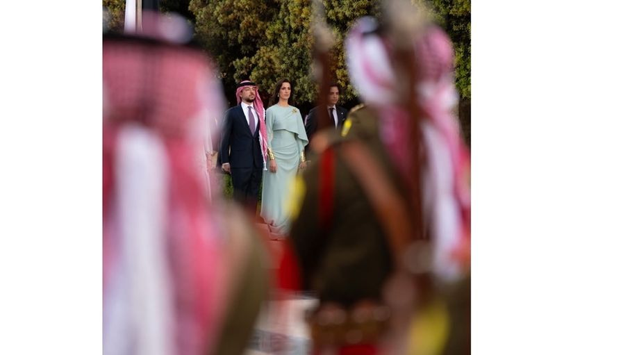 ولي العهد ينشر صوراً من حفل عيد الاستقلال ويعلق: "80 عاماً والأردن عظيمٌ بأهله"