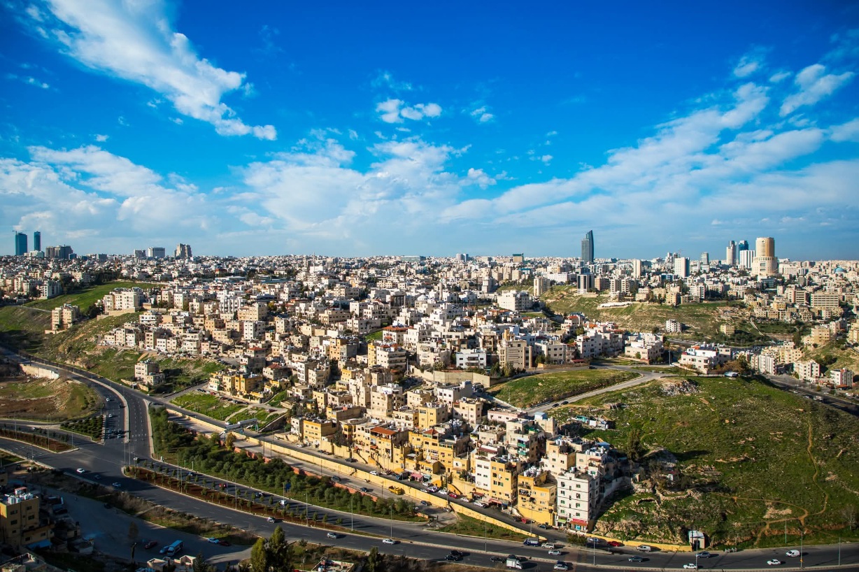 طقس صيفي معتدل الحرارة في أغلب المناطق الاثنين