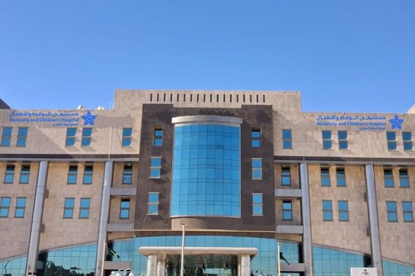 تدخل جراحي ينقذ حياة طفل خديج بمستشفى الولادة والأطفال في تبوك