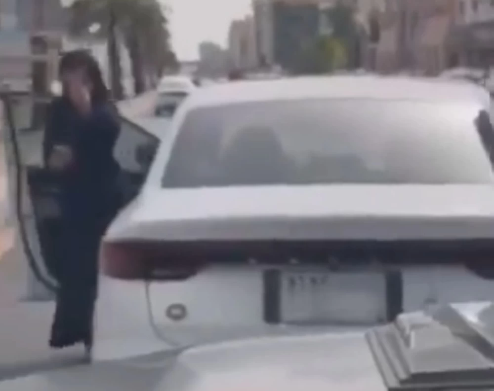 مشادة «أفضلية المرور» بين سيدة ورجل تقود جميع الأطراف إلى «النيابة»