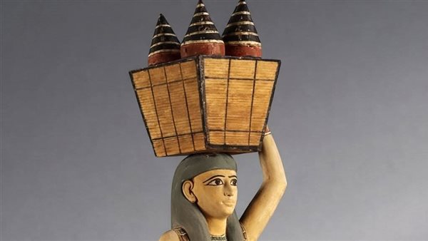 من عهد الملك أمنمحات الأول، متحف التحرير يعرض تمثال حاملة القرابين من مقبرة "مكت رع"