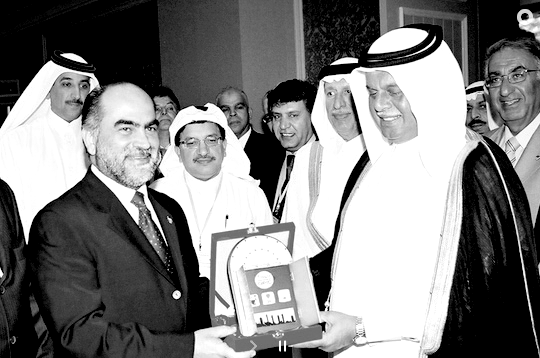 ‫ حزن عميق يخيم على الشارع الرياضي بعد رحيل أحد رموزه الكبار.. قطر تودع عبدالله العطية إلى مثواه الأخير