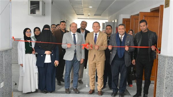 رئيس جامعة دمياط يفتتح حملة "اطمن على وزنك وصحتك" بكلية الطب