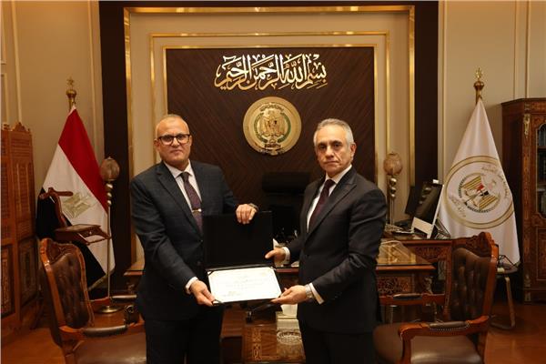 وزير العدل يُكرم مساعدي الوزير السابقين