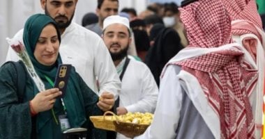 لحوم وفواكه طازجة.. توزيع وجبات فاخرة لحجاج القرعة في عرفات ومنى