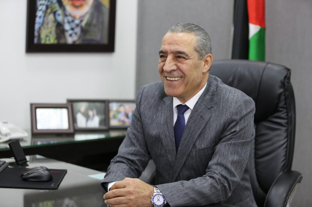 نيابة عن الرئيس: الشيخ يضع إكليلا من الزهور على ضريح الشهيد ياسر عرفات