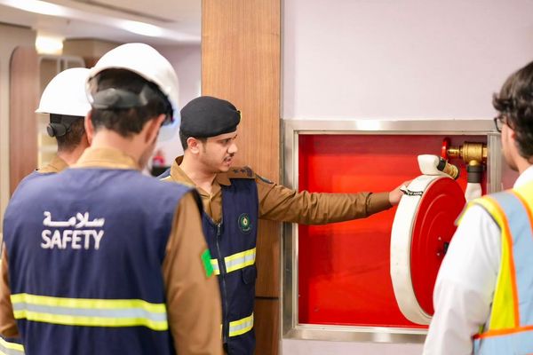 الدفاع المدني في حج عام 1448 هـ .. طوق السلامة وقلادة الطمأنينة في دروب ضيوف الرحمن