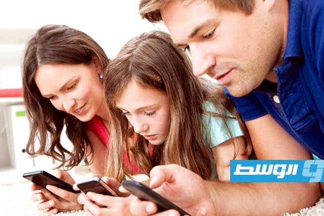 «الصحة السويدية» للأهل: اتركوا هواتفكم عندما تكونوا مع أطفالكم