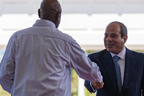 الرئيس السيسي يلتقي نظيره الأوغندي في كمبالا لبحث تعزيز التعاون الثنائي