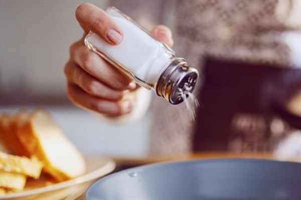 الصحة تحذر من الإفراط في تناول الملح