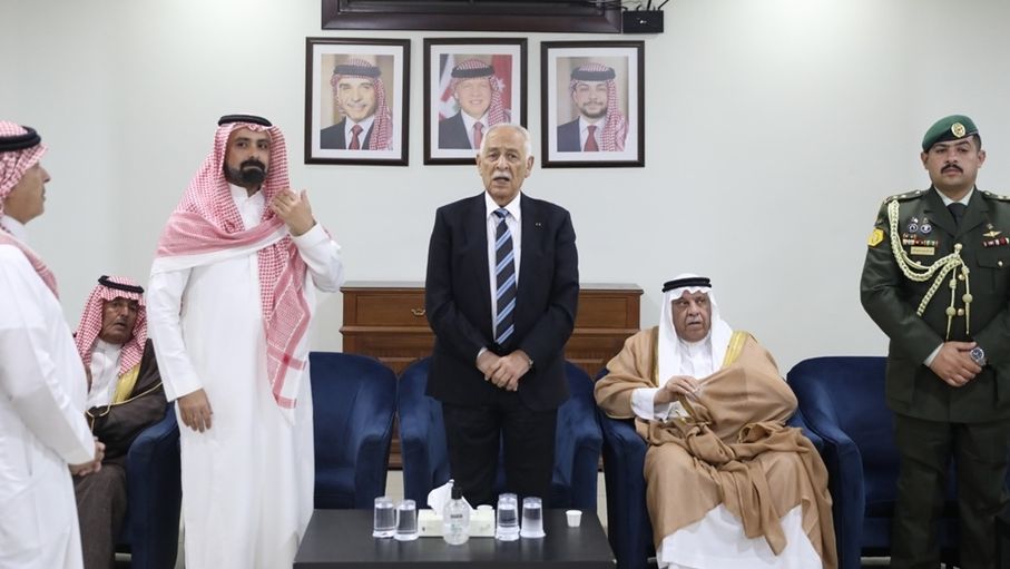 مندوبا عن الملك وولي العهد.. العيسوي يعزي عشائر العنزة والطوالبة والعمري