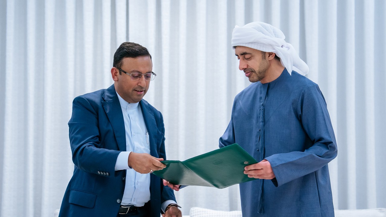 رئيس الدولة يتلقى رسالة خطية من طارق رحمن تسلمها عبد الله بن زايد