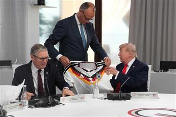 ميرتس يهدي ترامب قميصاً للمنتخب الألماني يحمل رقم 47