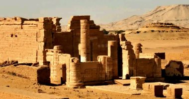 دير الحجر بالوادى الجديد عمره 2000 عام.. نموذج مصغر من معبد الكرنك.. بناه الإمبراطور الرومانى نيرون من الحجر الرملى لعبادة ثالوث طيبة المقدس.. ونقوش جدرانه تحكى تاريخ الحقبة الرومانية بالصحراء الغربية