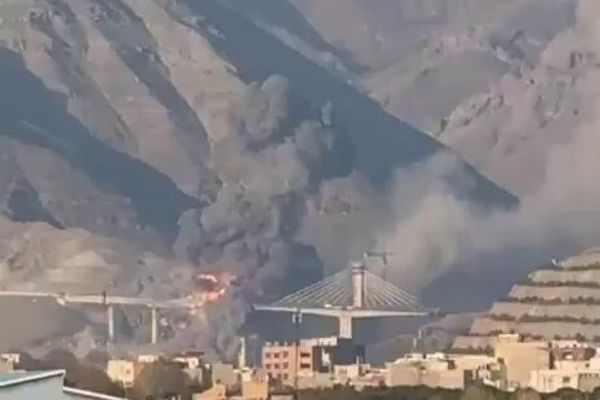 تدمير جسر حيوي يربط طهران بكرج في إيران