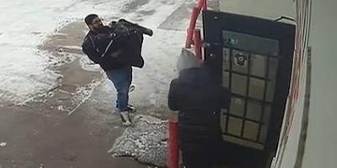 مدير متجر بتكساس ينقذ مشردة من الموت تجمداً