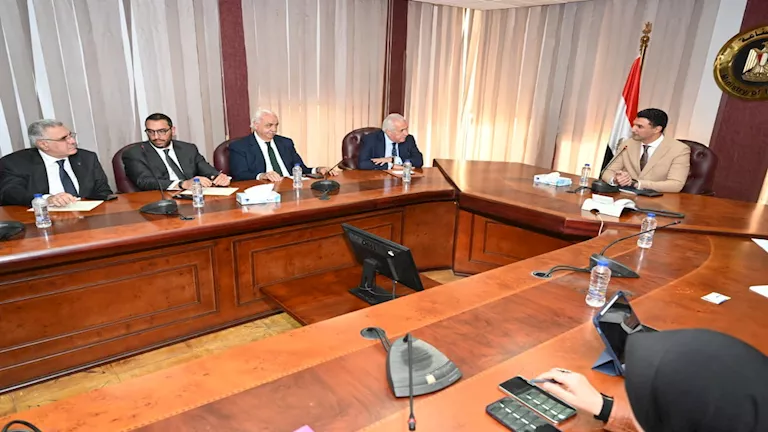 وزير الصناعة يبحث مع غرفة التجارة الأمريكية تعزيز التعاون المشترك