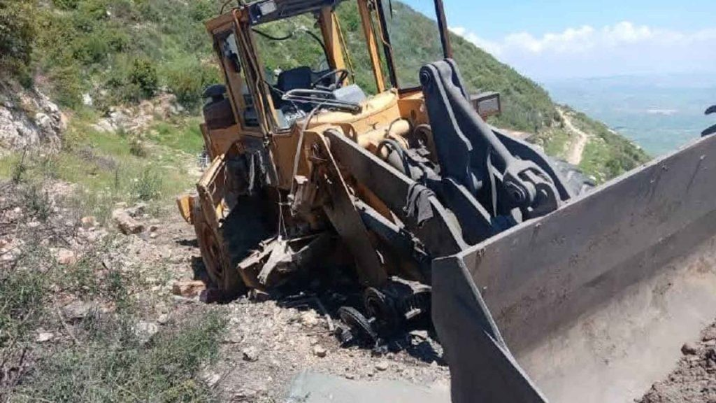 انفجار لغم أرضي يصيب أعضاء فريق فني في هيئة تطوير الغاب بريف حماة