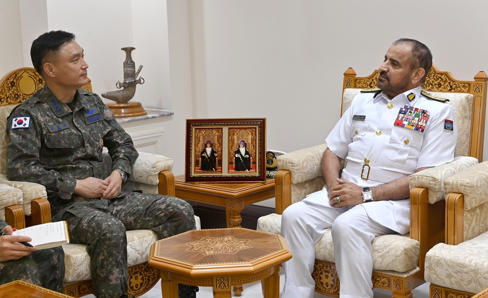 رئيس أركان قُوات السُّلطان المسلّحة يستقبلُ مسؤولًا عسكريًّا كوريَّا