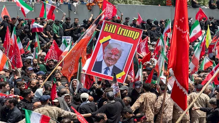 الإيرانيون يُهاجمون صورة ترامب بالحجارة في جنازة خامنئي