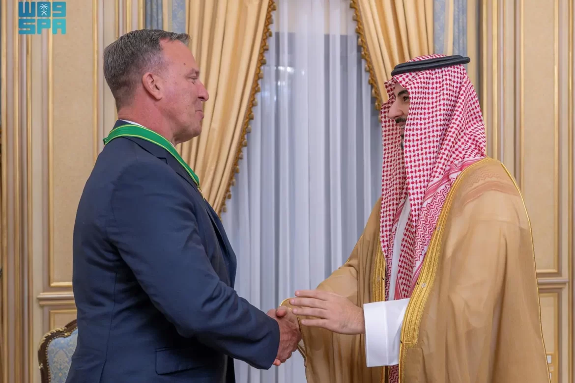 إنفاذًا لأمر خادم الحرمين الشريفين.. سمو وزير الدفاع يُقلد قائد القيادة المركزية الأمريكية السابق وسام الملك عبدالعزيز من الدرجة الممتازة