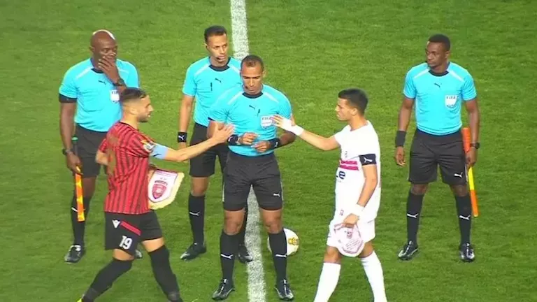 لقطة إنسانية من لاعبي الزمالك تجاه محمد شحاتة خلال مباراة اتحاد العاصم