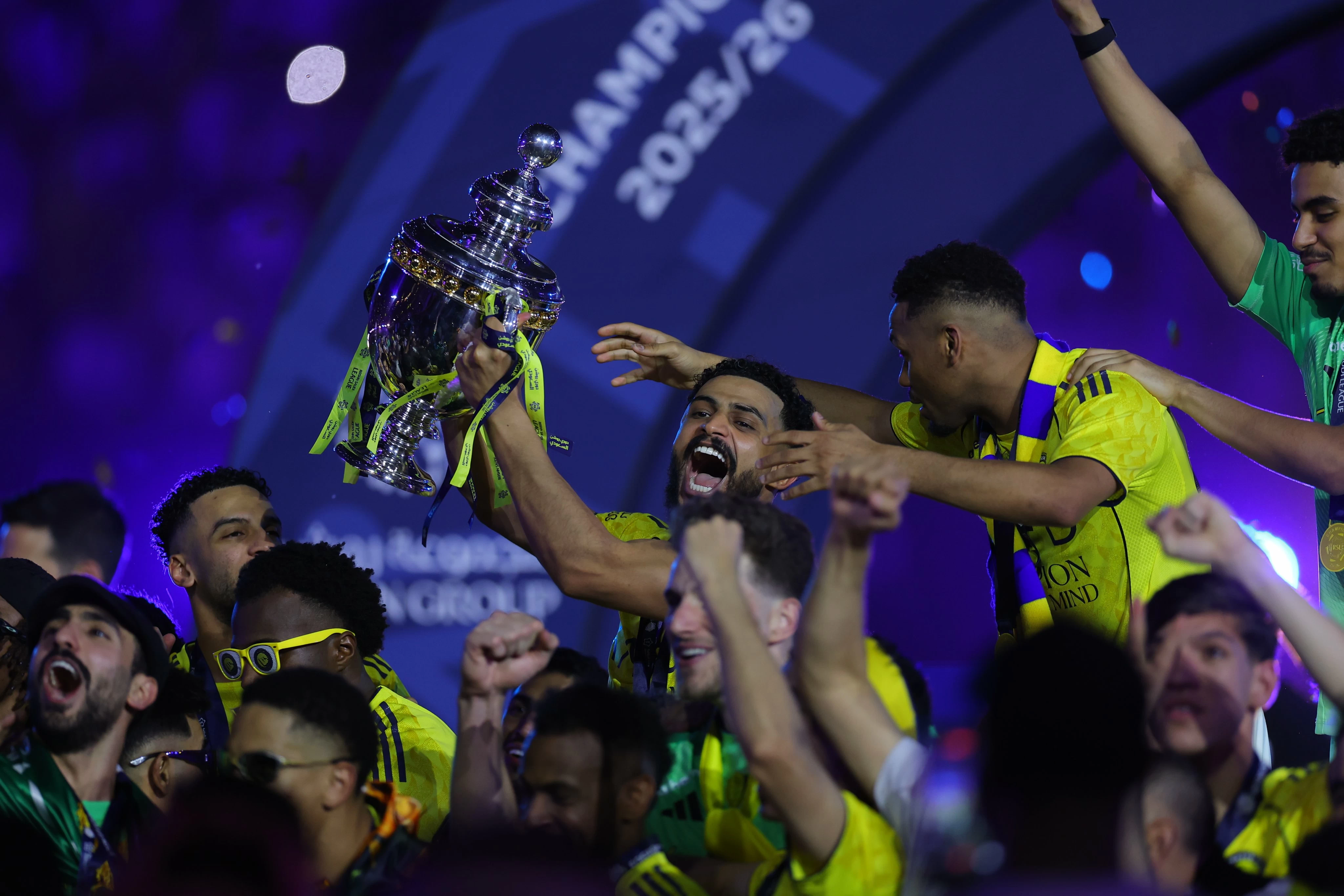 الكأس لم يفارق العمري