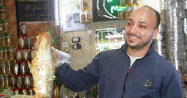 الفسيخ الأسوانى.. رواج الأسواق قبل شم النسيم.. "كلب البحر" يتصدر المشهد بطعم مختلف.. ورواج كبير وإقبال متزايد على الملوحة فى أسوان.. والحدائق والرحلات النيلية أبرز أماكن الاستمتاع بالأكلة التاريخية..