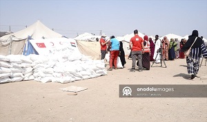 الهلال الأحمر التركي يوزع طرودا غذائية لـ1200 عائلة نازحة بالسودان