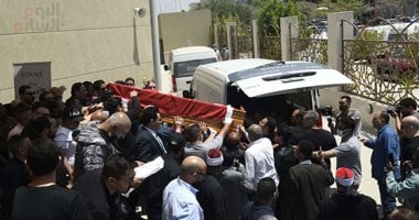 وداع مهيب يليق بمسيرة أمير الغناء العربى هانى شاكر.. ميرفت أمين وإلهام شاهين ولبلبة ونادية مصطفى يبكون فى وداعه.. نادية الجندى تساند زوجة الراحل نهلة توفيق.. ونجوم الفن والمجتمع يشيعون الجنازة بالدموع