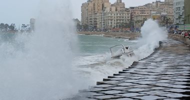 أجواء طقس رائعة مع ارتفاع أمواج البحر على سواحل الإسكندرية