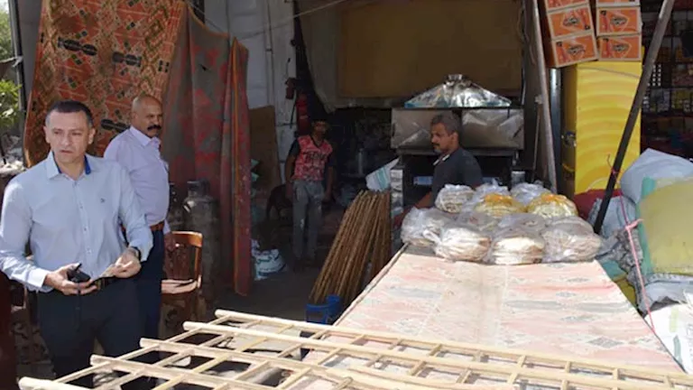 حملة مفاجئة تكشف مخالفة بمخبز في أسوان.. وتشميع فوري للمكان (صور)