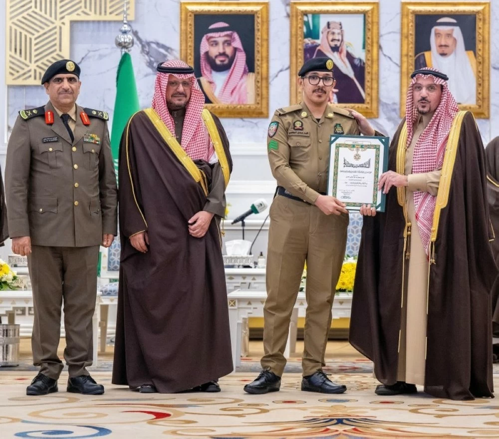 أمير القصيم يقلّد الحربي وسام الملك عبدالعزيز من الدرجة الثالثة لقاء تبرعه بأحد أعضائه