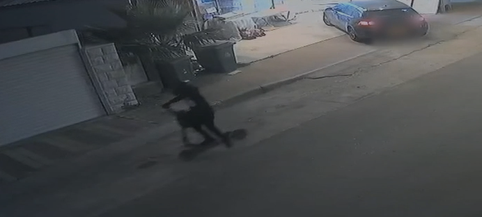 "معك يومين , حضّر 300 ألف شيكل.وإلا سأعتدي على أختك " ابتزاز شاب من اكسال والقاء قنبلة على بيته