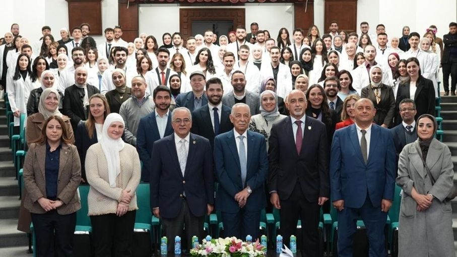 طلبة طب الأسنان في عمّان الأهلية يؤدّون قسم المهنة لبدء التدريب السريري