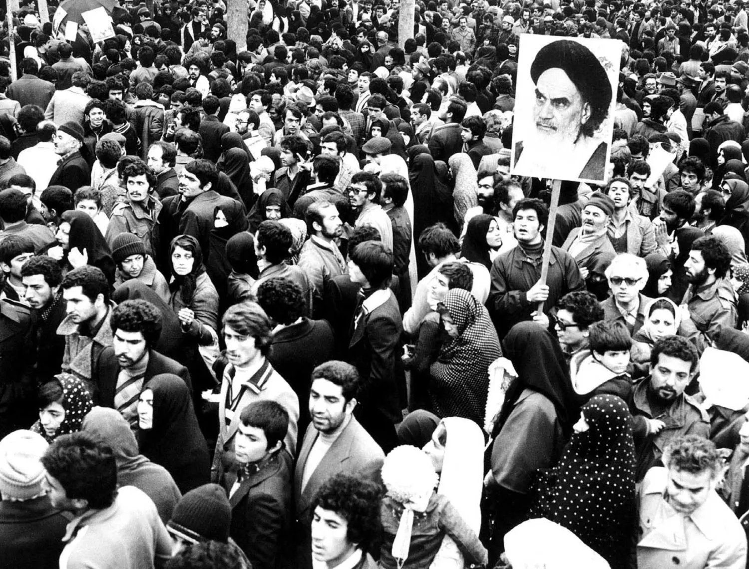 من ثورة ضد التوريث إلى حكم العائلة… كيف يناقض صعود مجتبى خامنئي مبادئ ثورة 1979