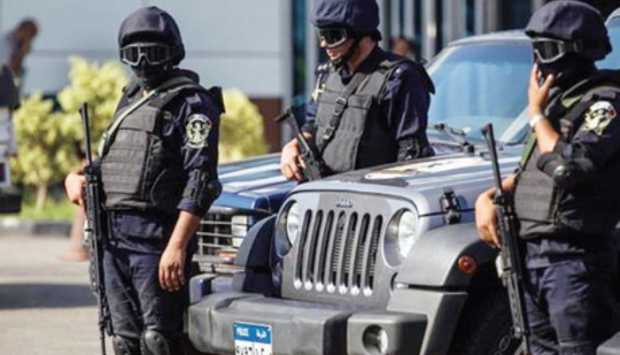 ضبط صاحب سيارة وضع ملصقات خادشة للحياء في السويس