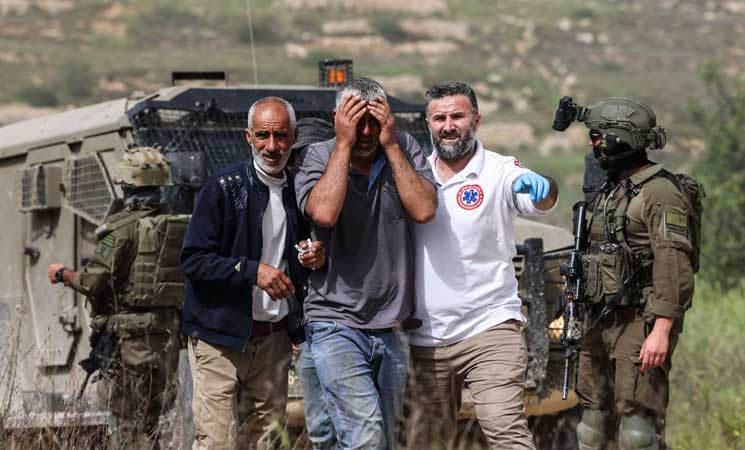 الضفة.. إصابة فلسطيني برصاص مستوطنين شرقي رام الله