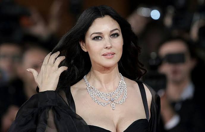 أحمد عز يشيد بالتزام مونيكا بيلوتشي في فيلم «7Dogs»