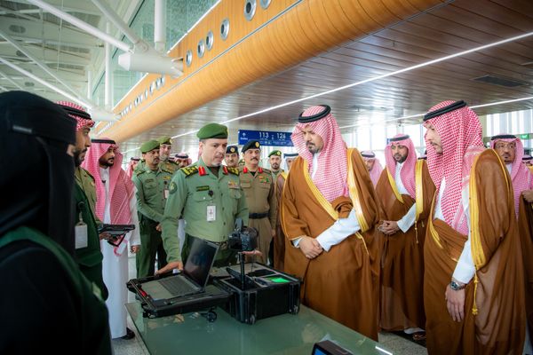 أمير المدينة يتفقد جاهزية المطار لاستقبال ضيوف الرحمن