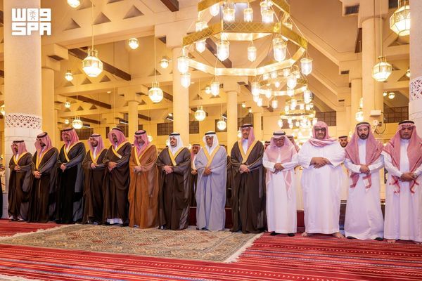 نائب أمير منطقة الرياض يؤدي صلاة الميت على حسان ياسين