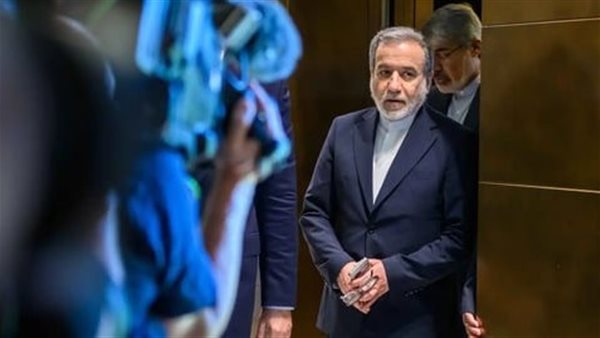 عضو بفريق التفاوض الإيراني يعلن التوصل لإعفاءات من العقوبات على النفط
