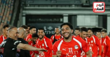 احتفالاً بتتويج عمر مرموش.. لاعبو منتخبنا الوطني ينظمون ممراً شرفياً له