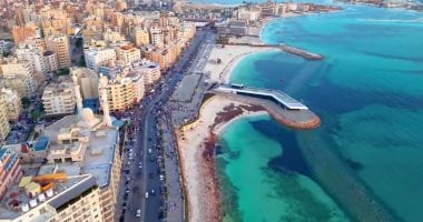 عشاق الهدوء والخصوصية.. أجواء منعشة على شواطئ مطروح والساحل الشمالى.. الطقس يساعد فى الإقبال على المصيف هربا من حرارة الجو.. الرحلات البحرية على متن اليخوت لا تقارن.. والسباحة في عرض البحر متعة