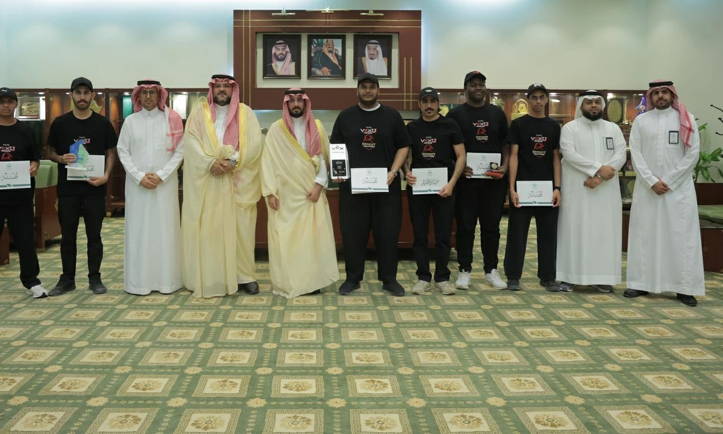 فهد بن محمد يكرم متدربي الكلية التقنية بالخرج