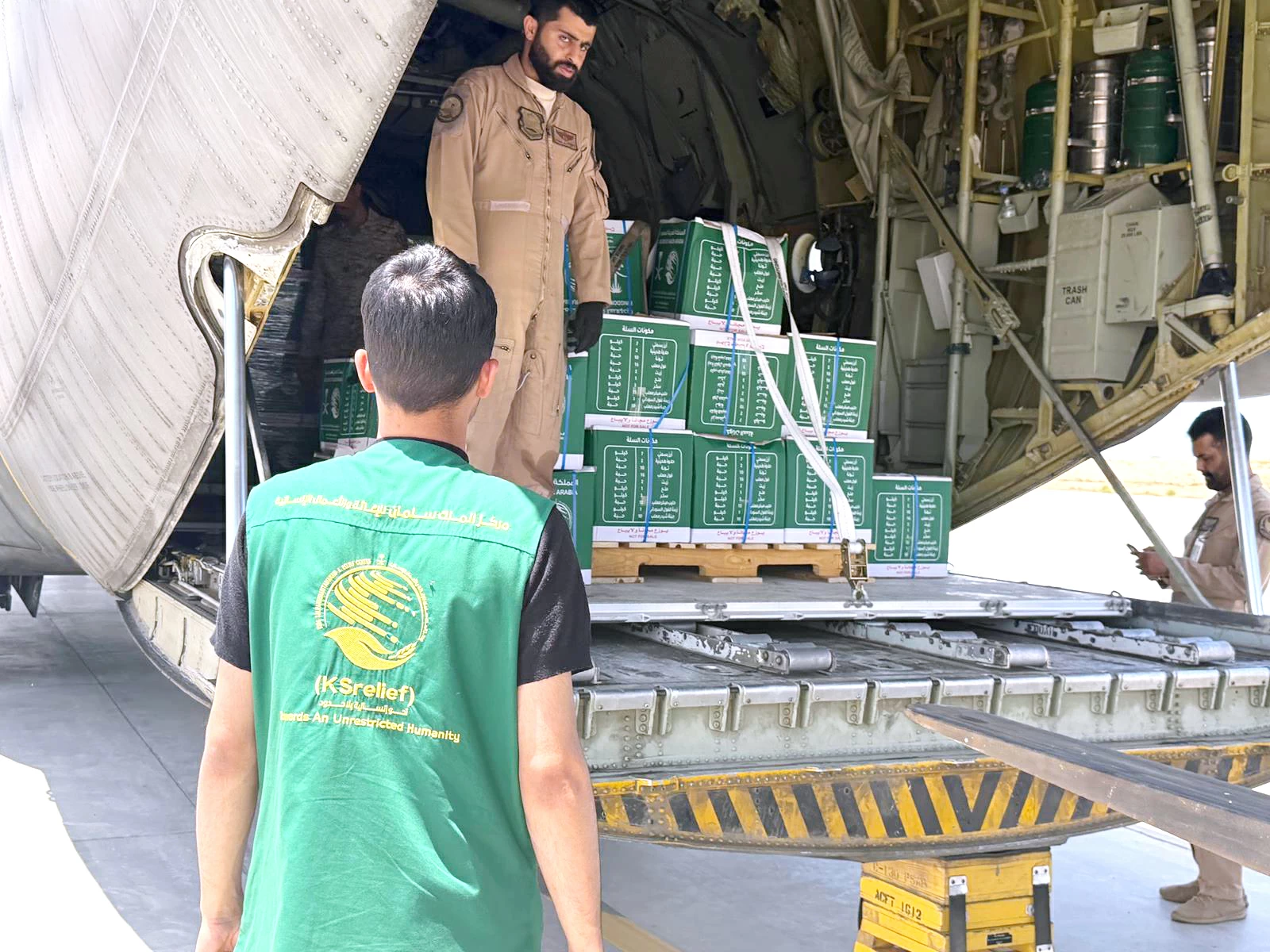 الطائرة الإغاثية السعودية الـ 84 تصل إلى مطار العريش لدعم غزة