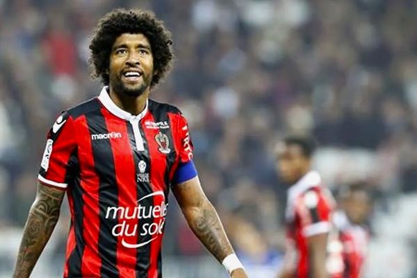 المدافع البرازيلي دانتي يعلن اعتزاله كرة القدم بعمر 42 عاماً