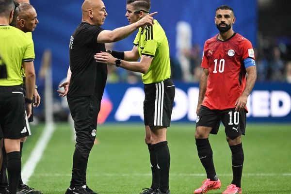 «فيفا» يراجع أداء الحكم ليتكسير بعد احتجاج مصري