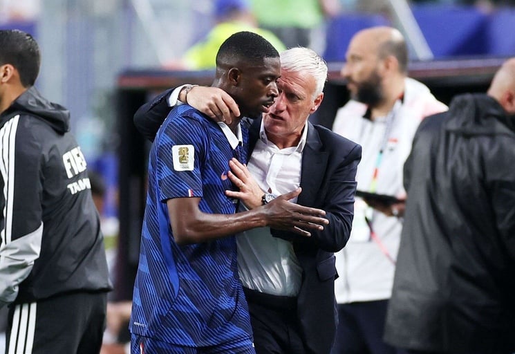 ديشامب يتواصل مع المنتخب الفرنسي رغم جنازة والدته